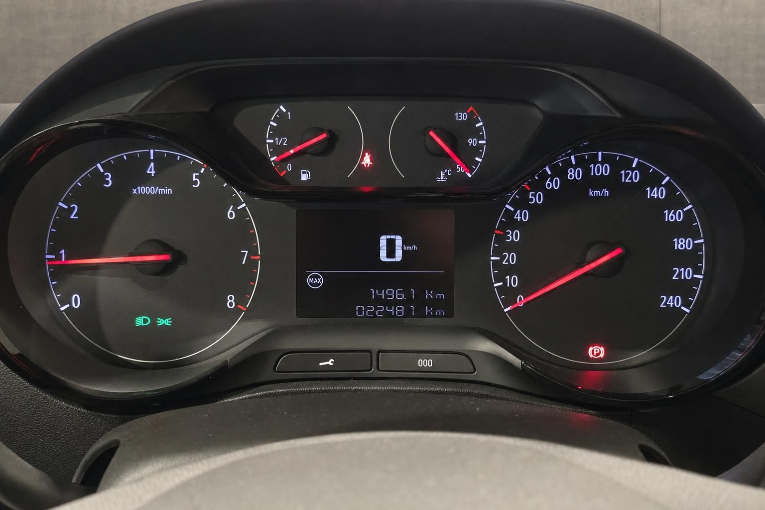 Tacho und Kombiinstrument mit Kilometerstand im Fahrzeugcockpit