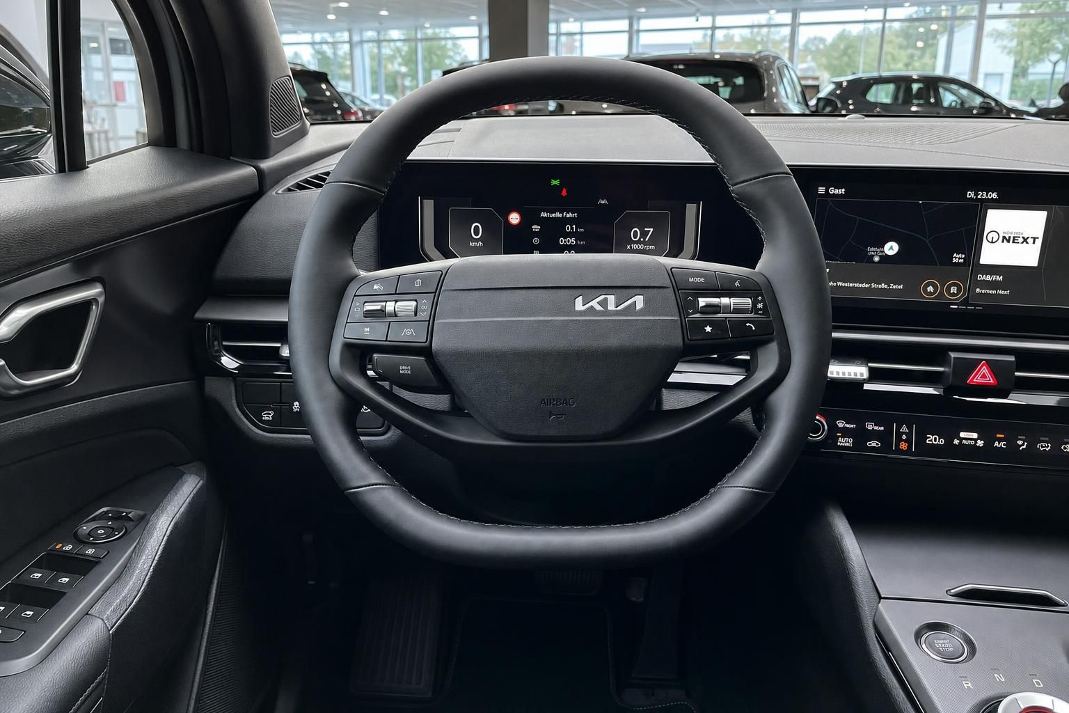 Kia Lenkrad mit digitalem Cockpit und Multimediadisplay im Innenraum