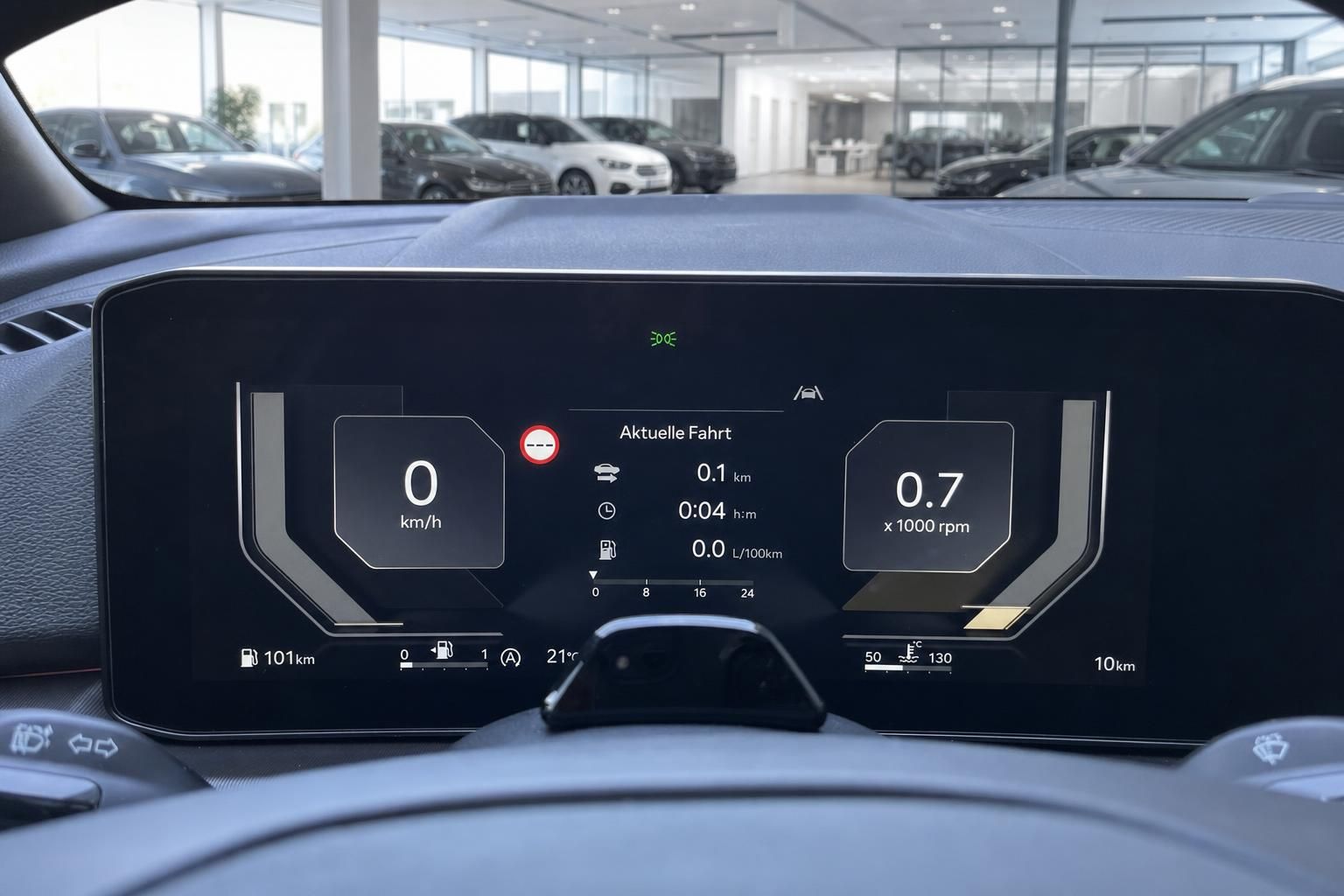 Digitales Kombiinstrument mit Geschwindigkeit und Fahrdaten im Fahrzeug