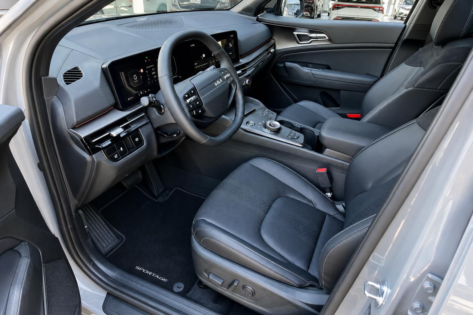 Kia Sportage Innenraum Vordersitze und Cockpit von der Fahrertür aus