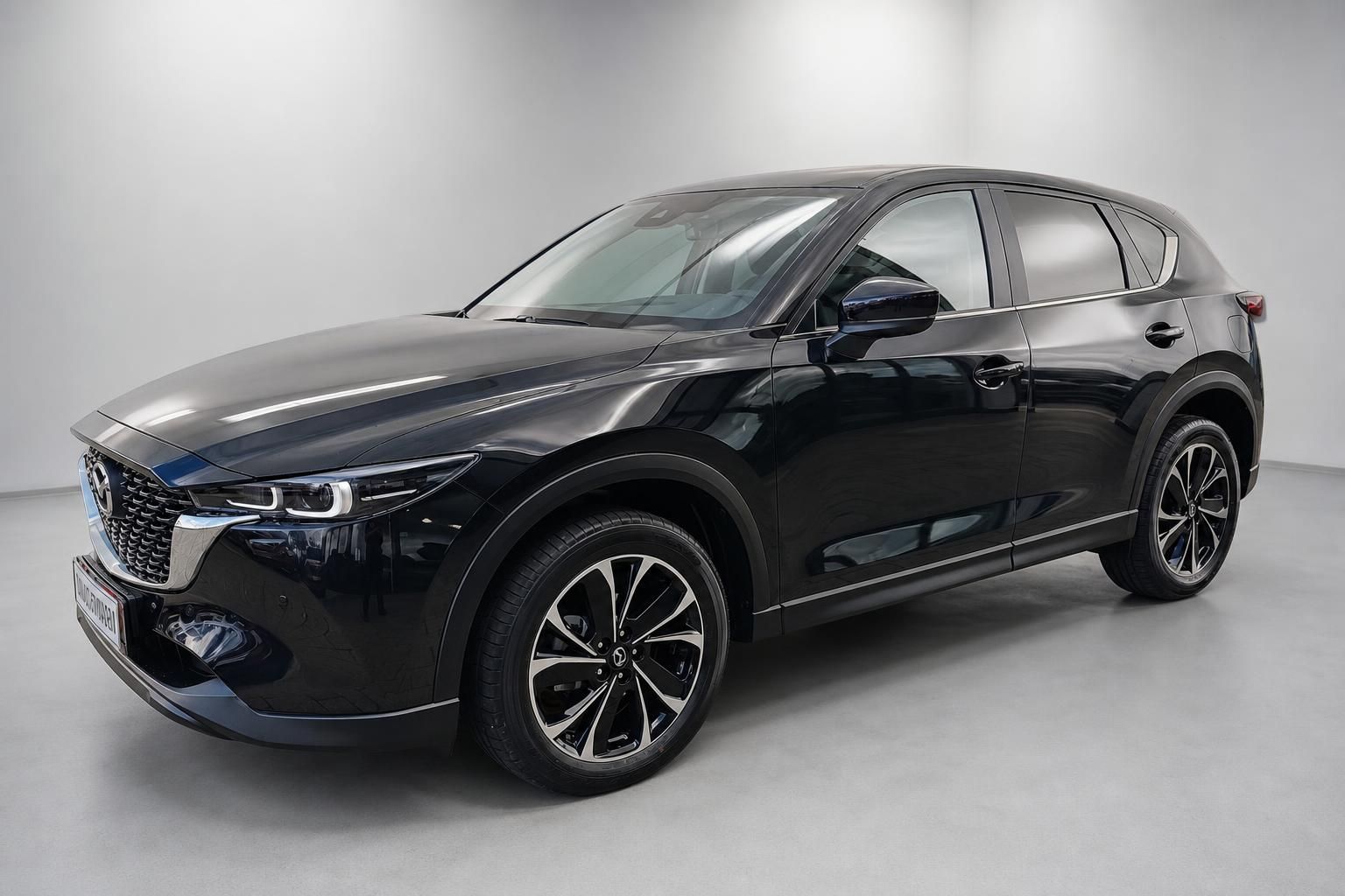 Mazda CX-5 in Schwarz metallic, Seitenansicht schräg vorne im Studio