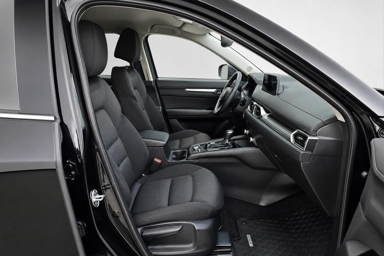 Mazda CX-5 Innenraum mit Blick auf Vordersitze und Cockpit