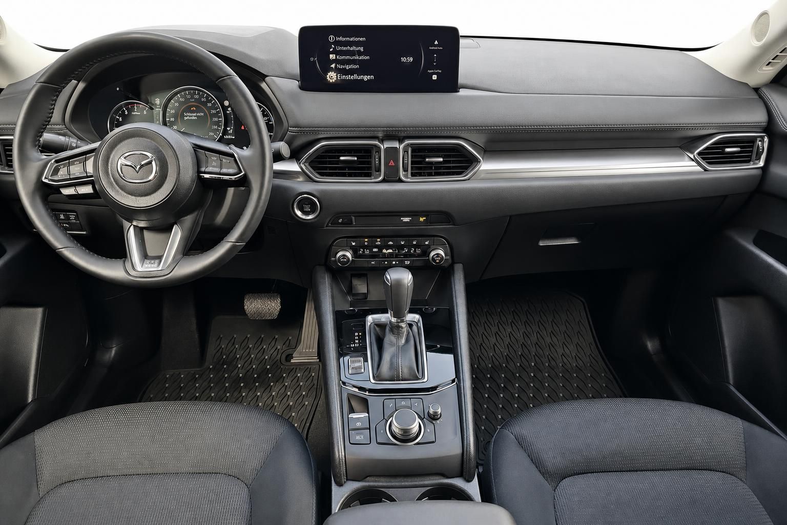 Mazda CX-5 Cockpit mit Lenkrad, Schaltung und Infotainment-Display