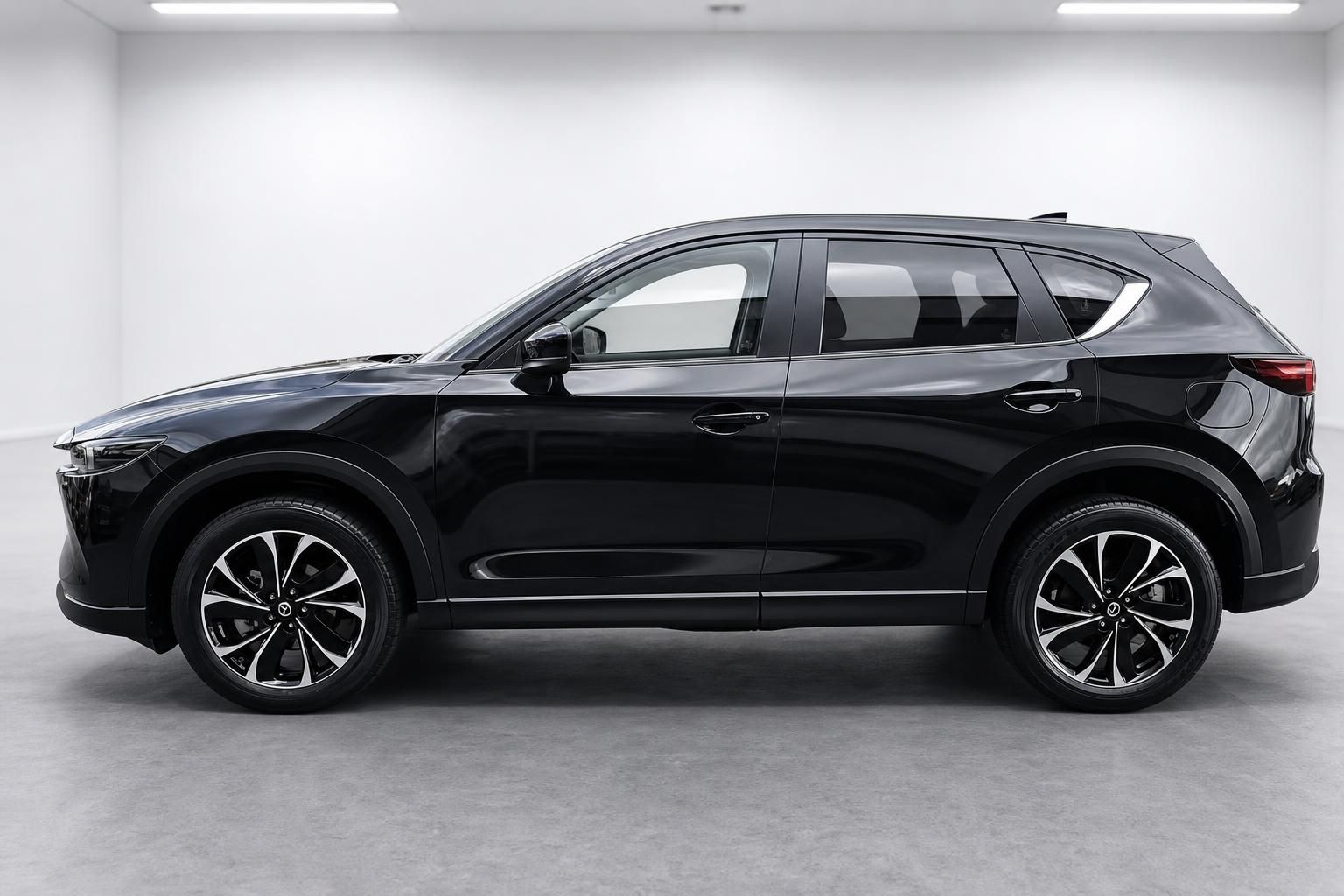 Mazda CX-5 schwarz Seitenansicht SUV im Studio