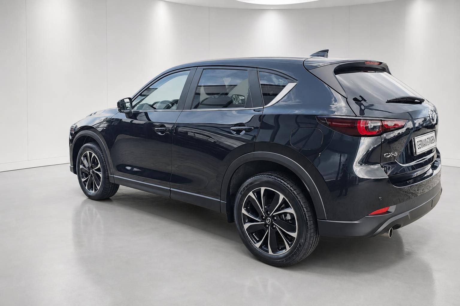 Mazda CX-5 schwarz Heckansicht SUV seitlich Studio