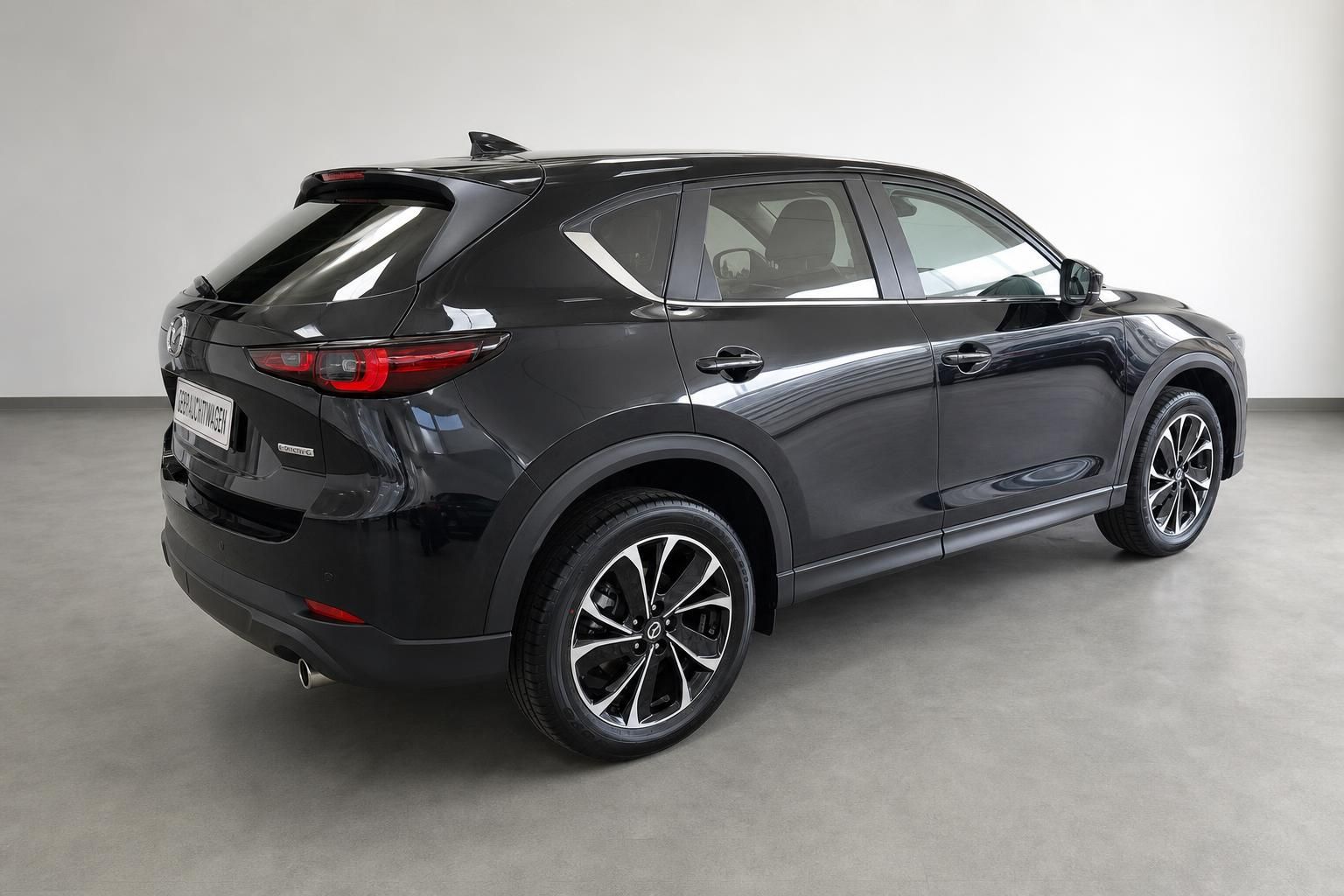 Mazda CX-5 schwarz Heckansicht seitlich im Autohaus