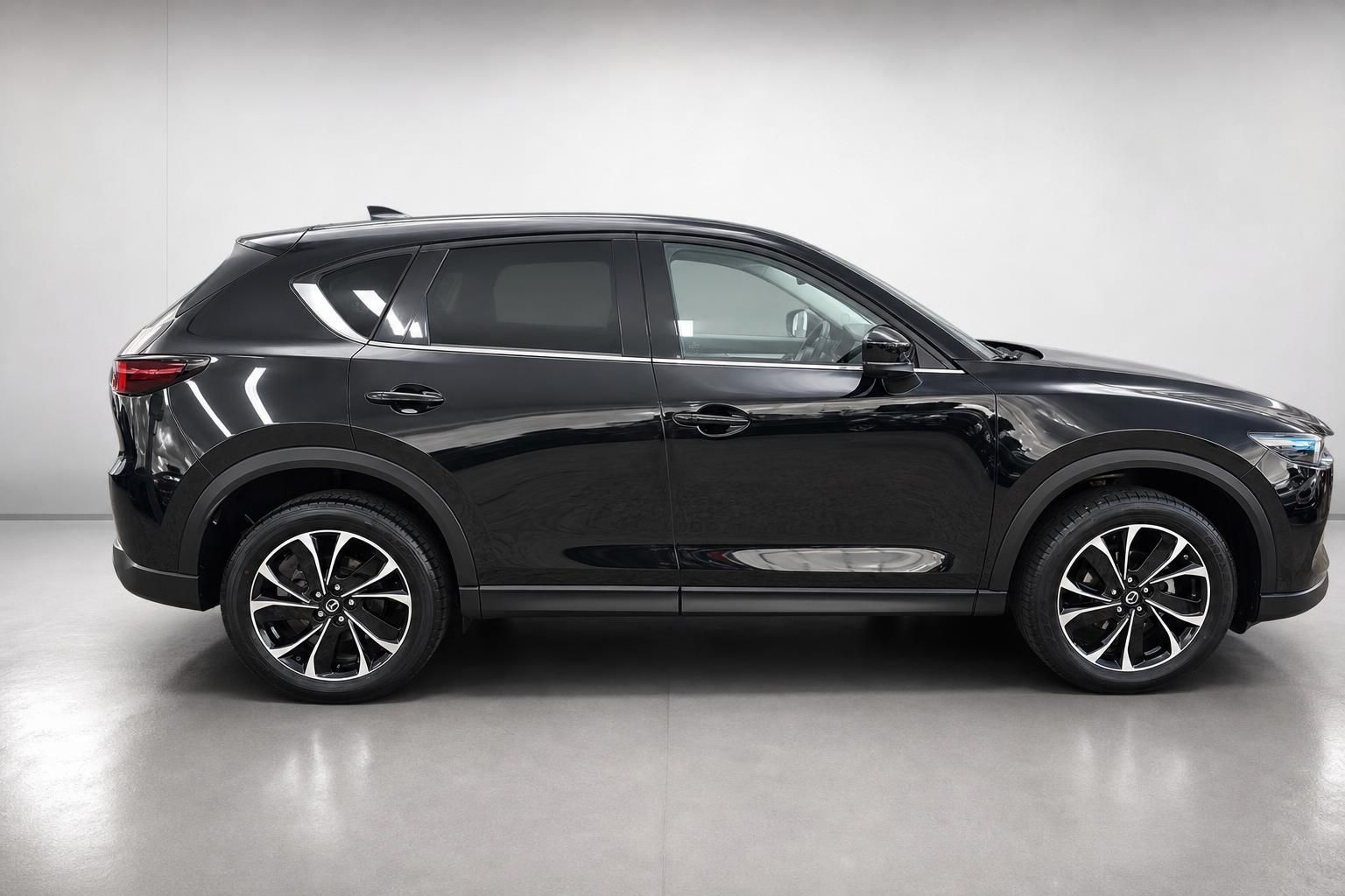 Mazda CX-5 schwarz Seitenansicht mit Leichtmetallfelgen