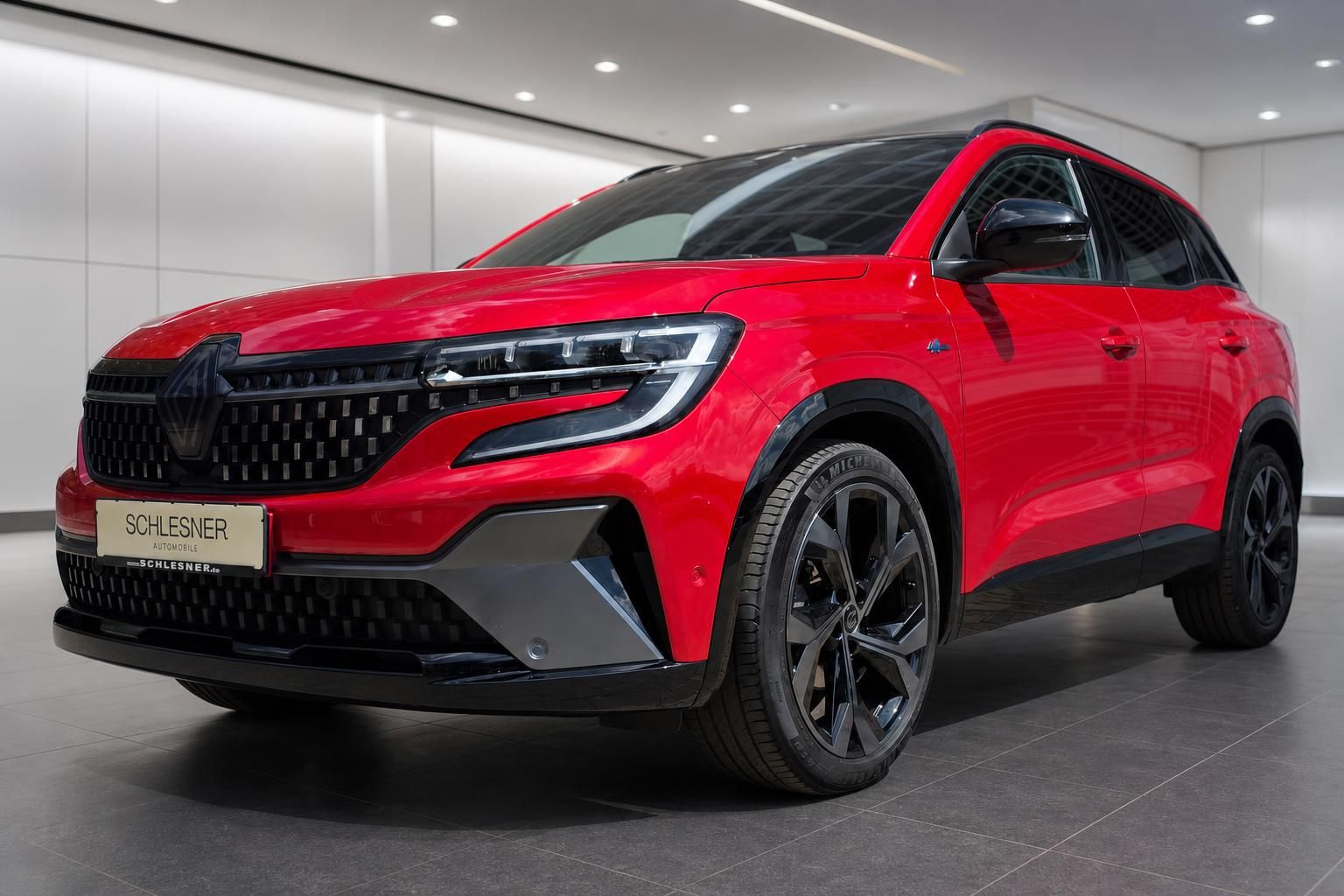 Roter Renault SUV Frontansicht mit markantem Kühlergrill im Showroom