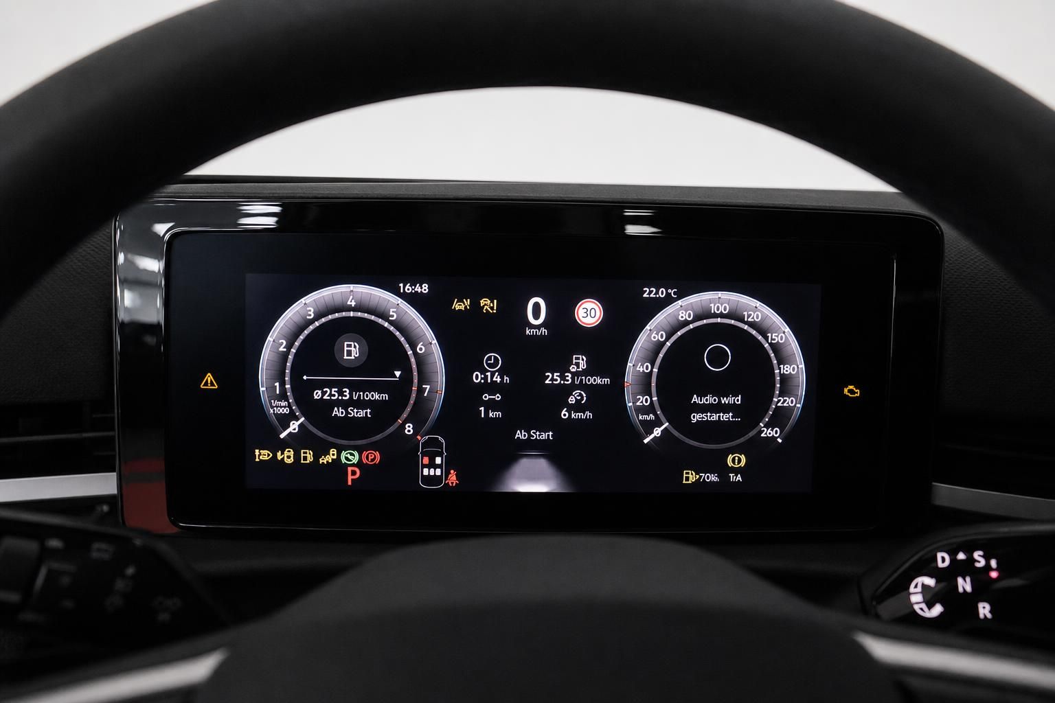 Digitales Kombiinstrument mit Tacho und Verbrauchsanzeige im VW