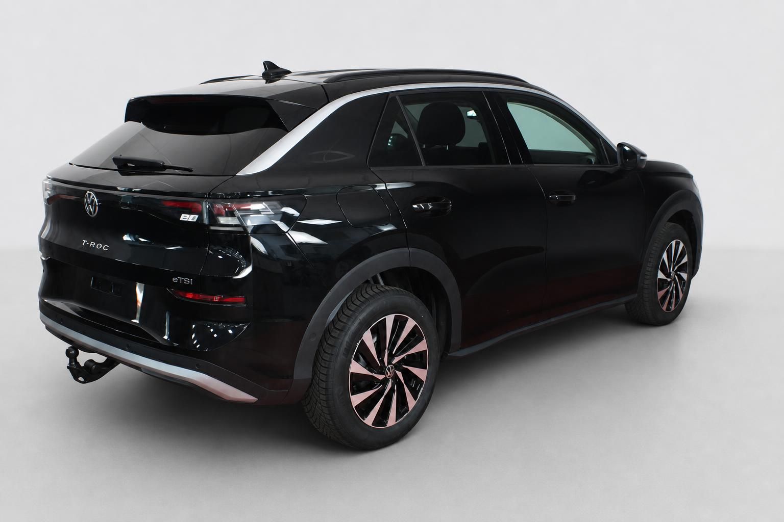 VW T-Roc schwarz Heckansicht SUV mit Anhängerkupplung