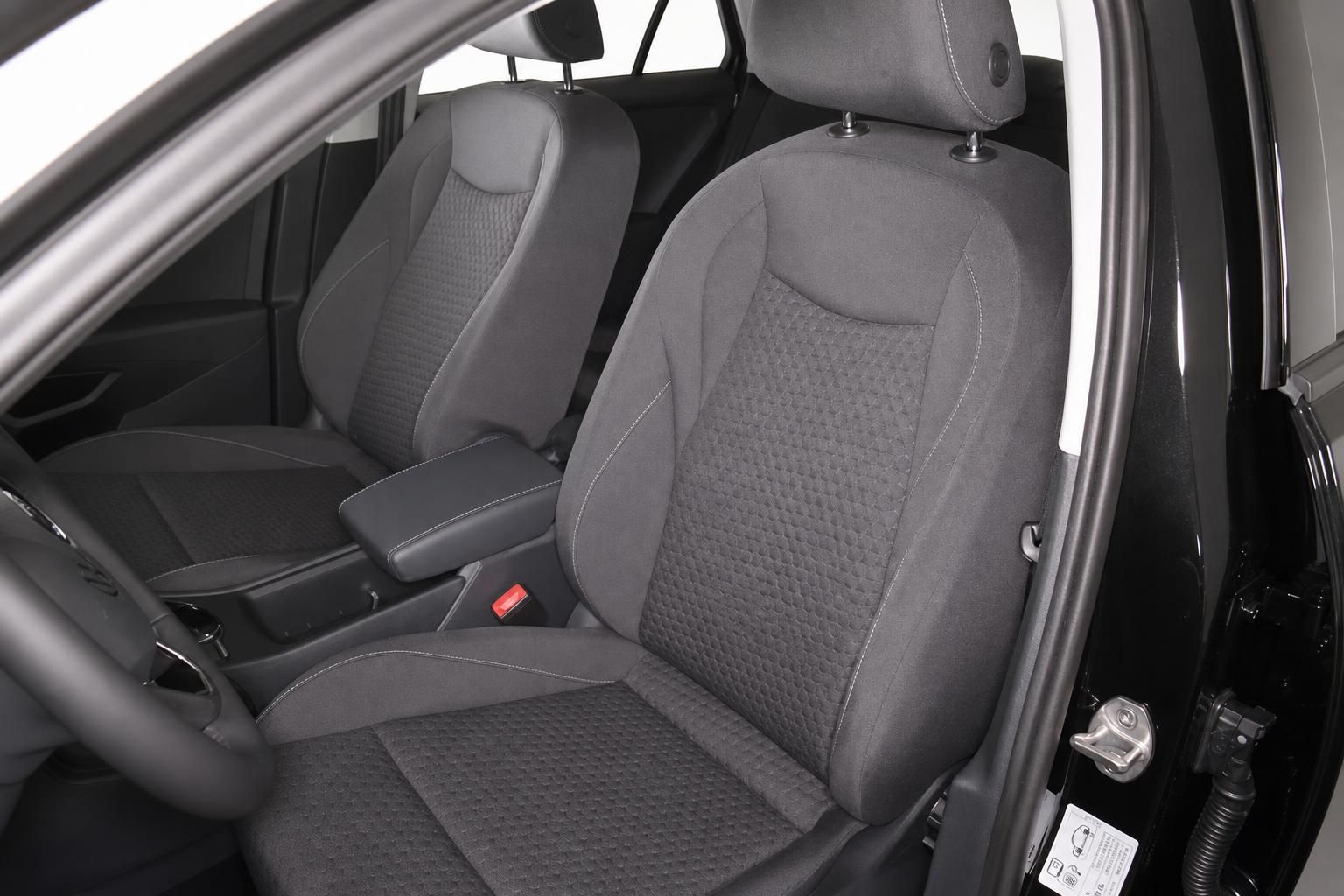 Vordersitze eines VW mit grauer Stoffpolsterung und Armlehne