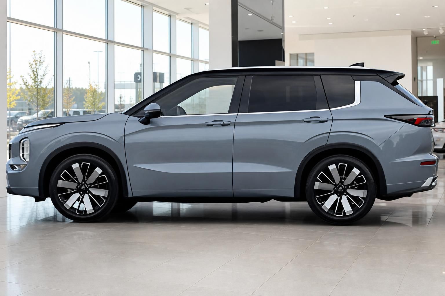Mitsubishi Outlander SUV in Grau, Seitenansicht im Autohaus
