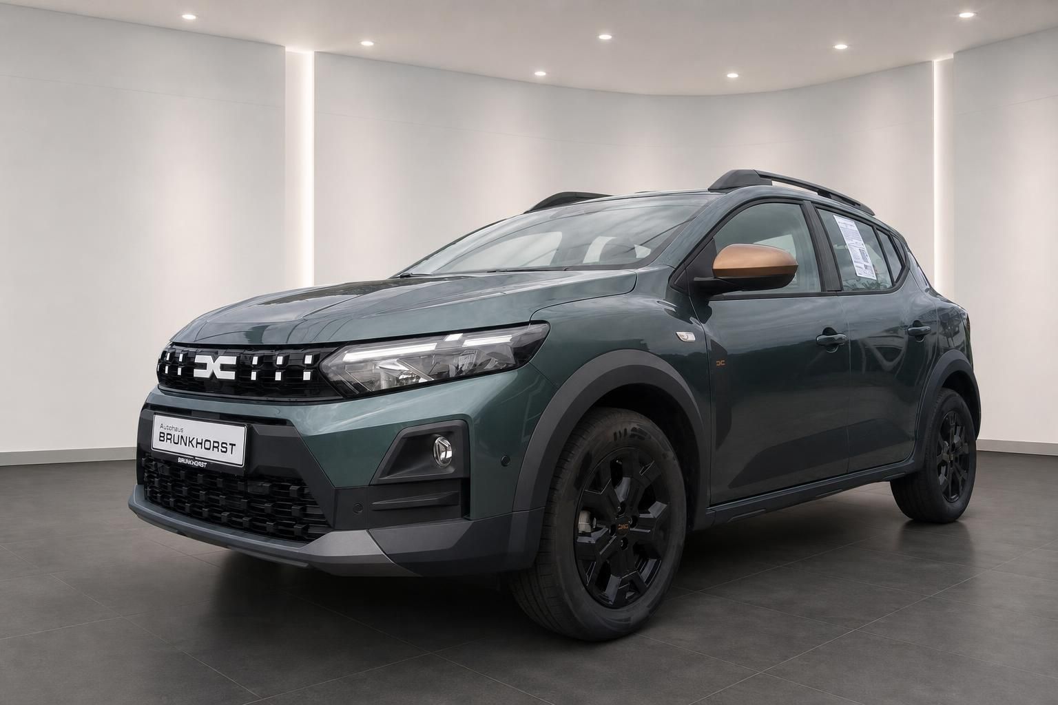 Dacia Sandero Stepway in Grün, Frontansicht schräg im Showroom