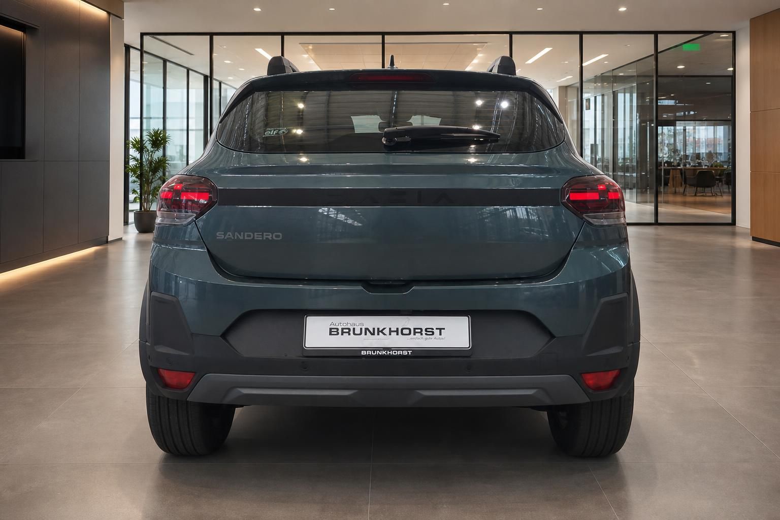 Dacia Sandero Heckansicht mit Rückleuchten im Ausstellungsraum