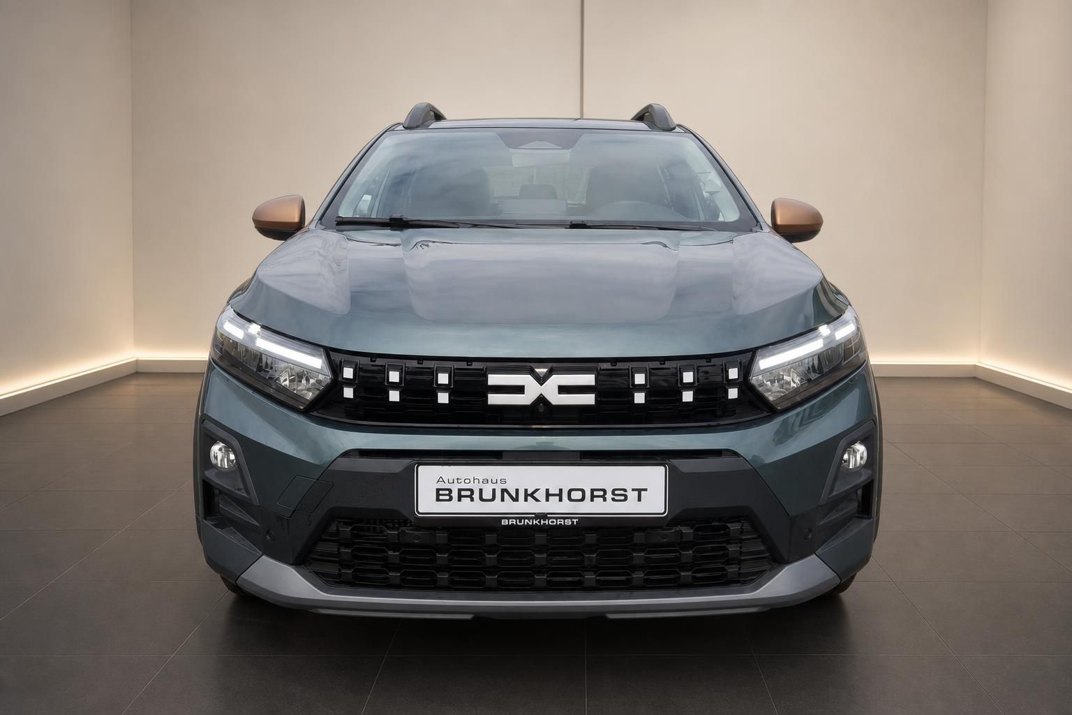 Dacia Sandero Stepway Frontansicht mit LED-Scheinwerfern im Autohaus