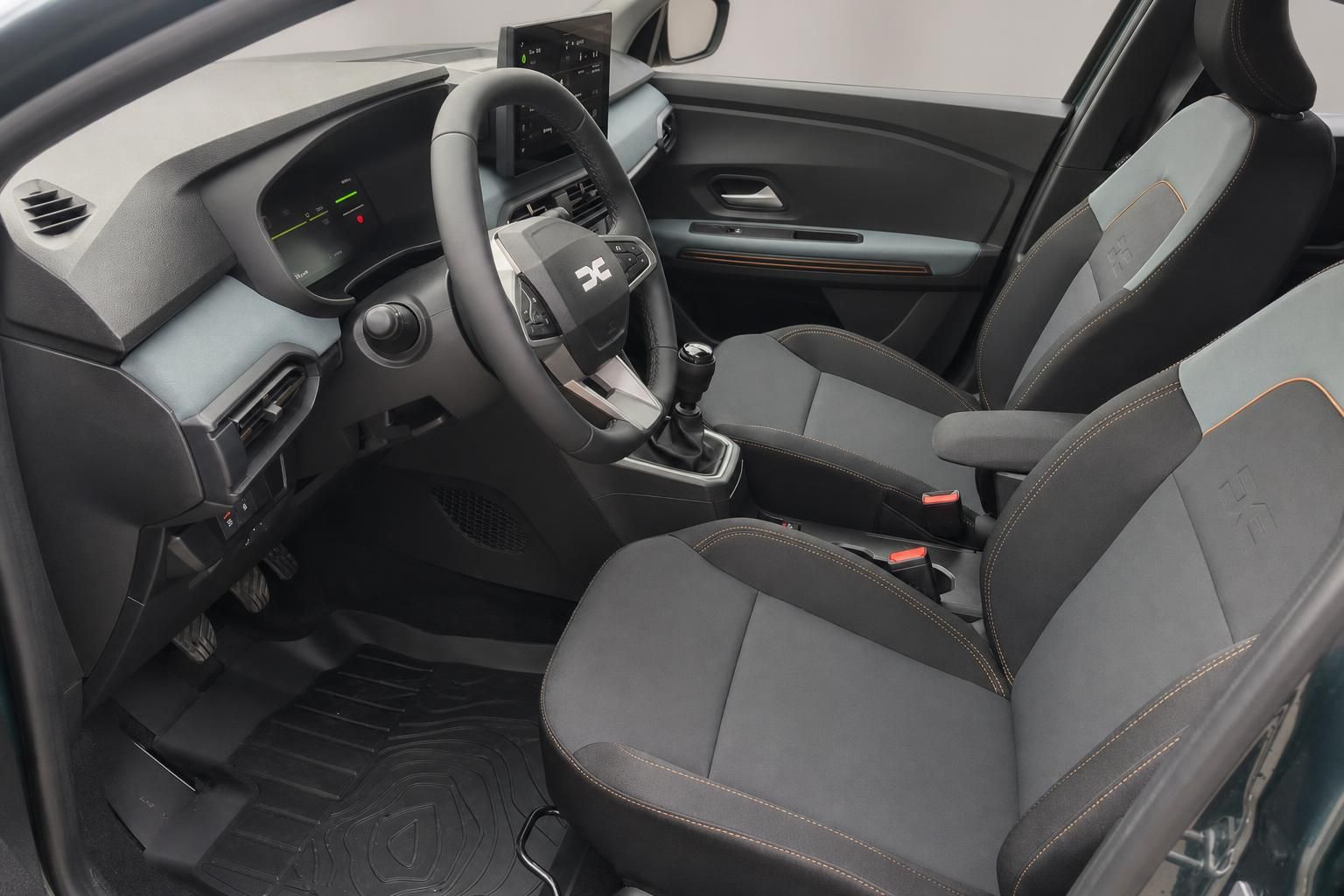 Dacia Sandero Innenraum mit Sportsitzen und Cockpit im Detail