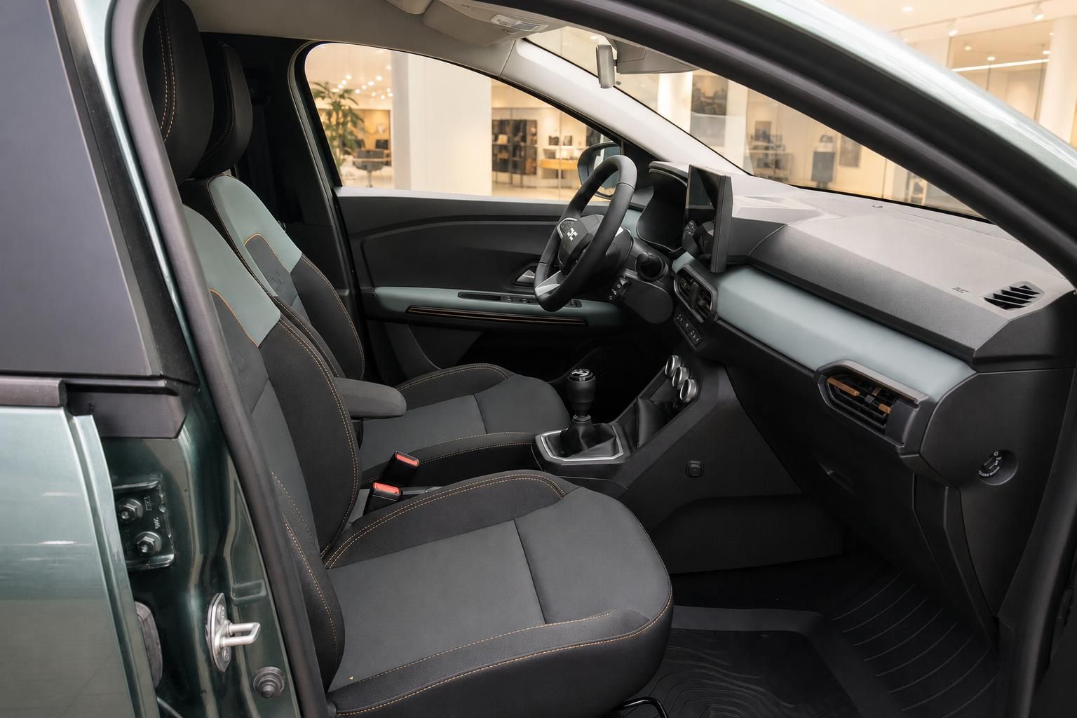 Dacia Innenraum mit Vordersitzen, Schaltung und Armaturenbrett