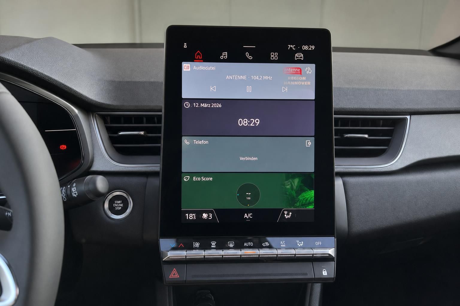 Fahrzeug Infotainment-Display mit Touchscreen und Klimasteuerung im Armaturenbrett