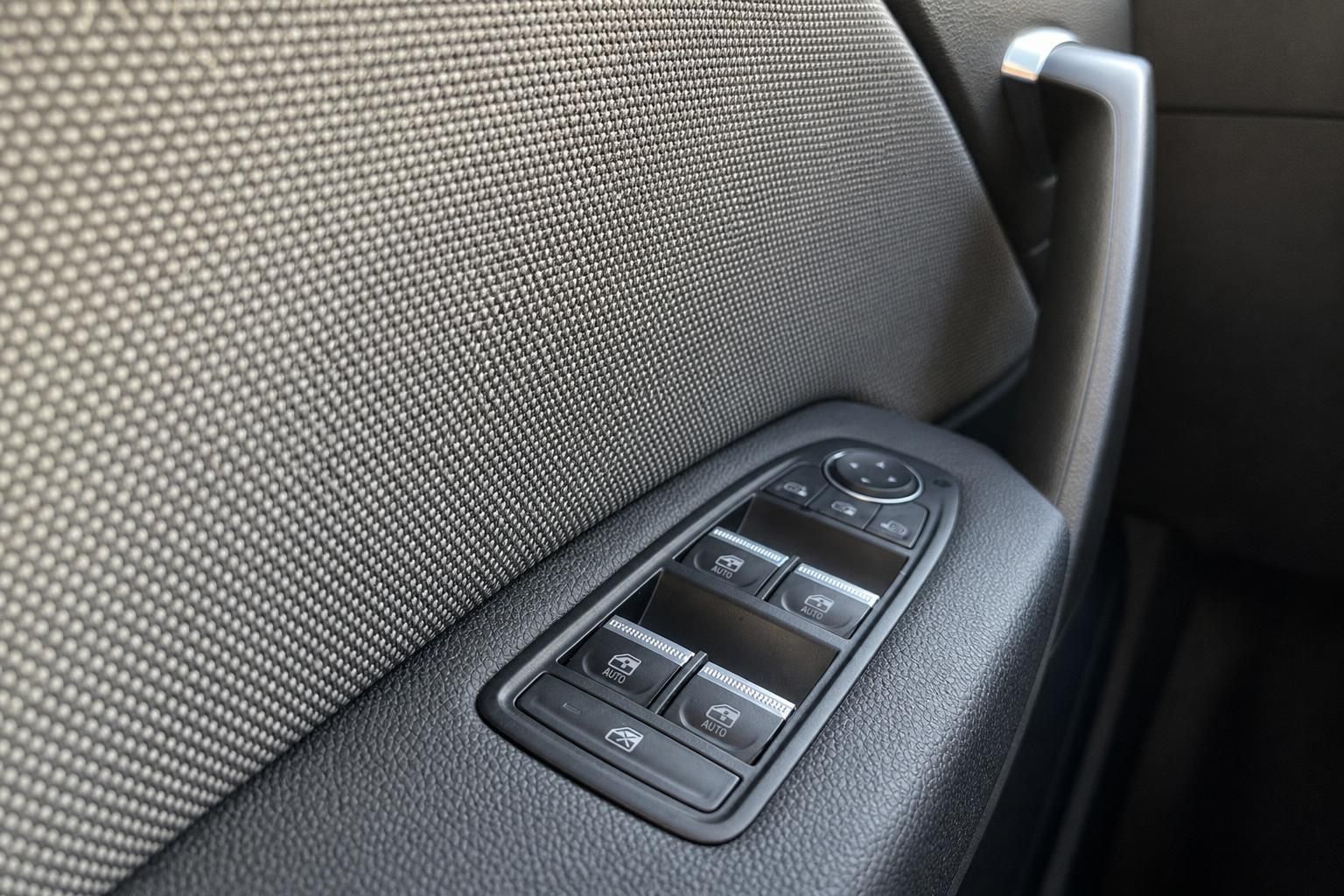 Auto Fensterhebersteuerung und Bedienelemente in der Fahrertür - Detail Aufnahme