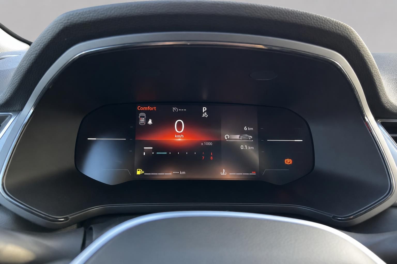 Digitales Cockpit mit Tacho, Geschwindigkeitsanzeige und Fahrzeug-Informationen