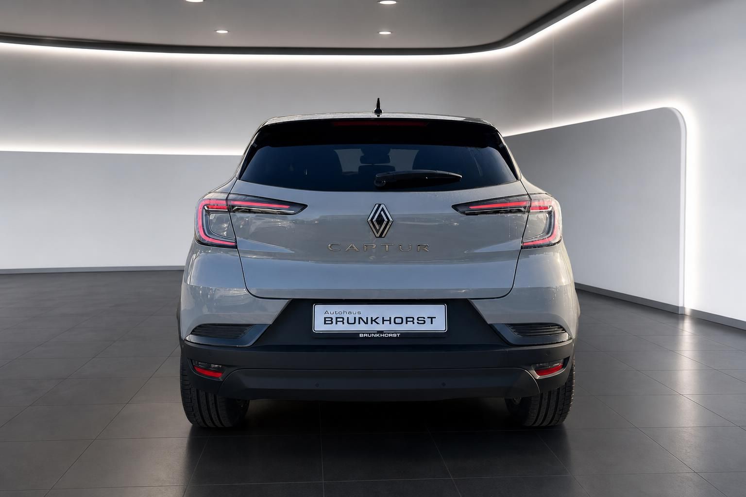 Renault Captur SUV Heckansicht in Silber - Rückleuchten und CAPTUR Schriftzug deutlich sichtbar
