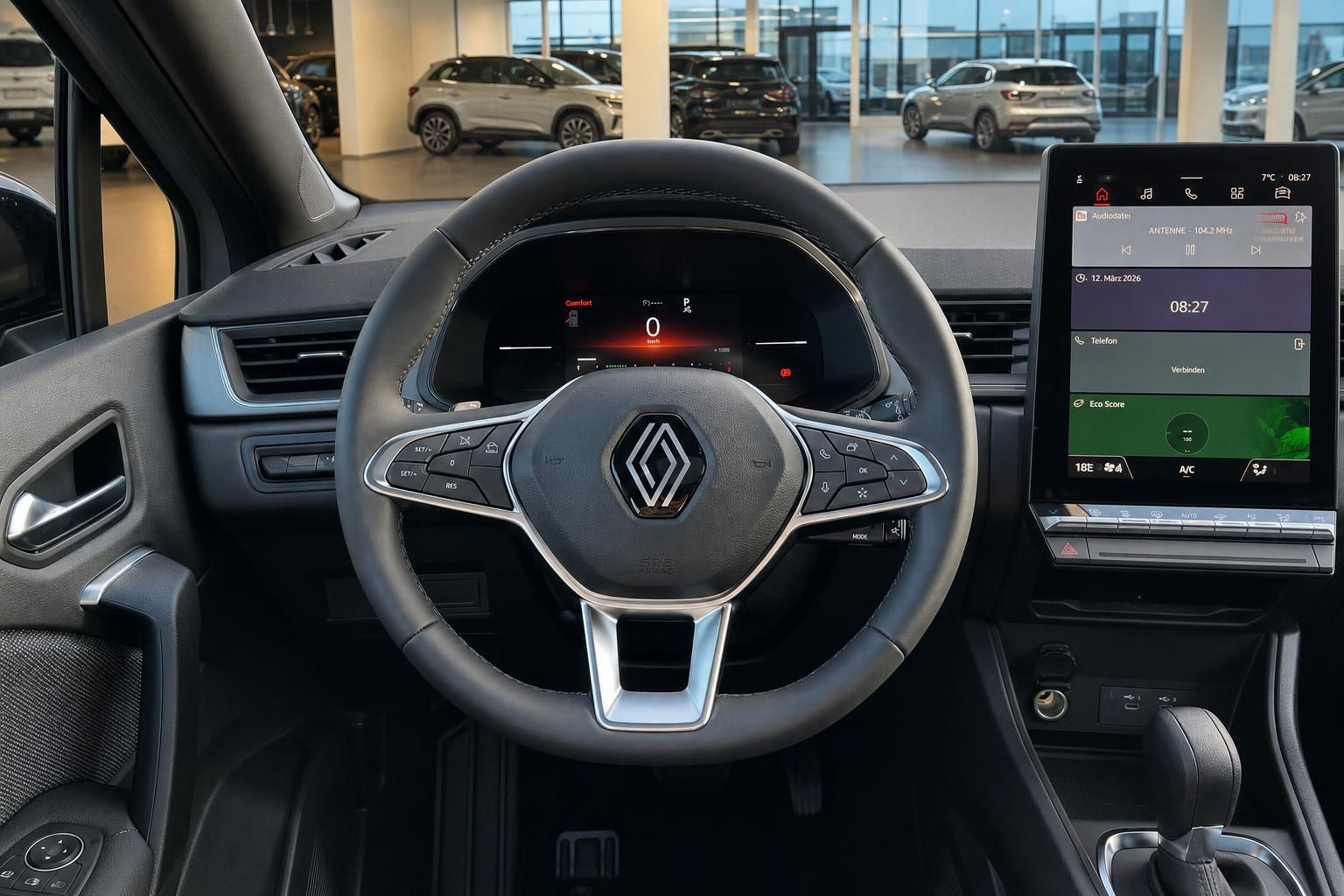 Innenraum eines Renault Fahrzeugs mit Lenkrad, digitalem Cockpit und Touchscreen-Infotainment