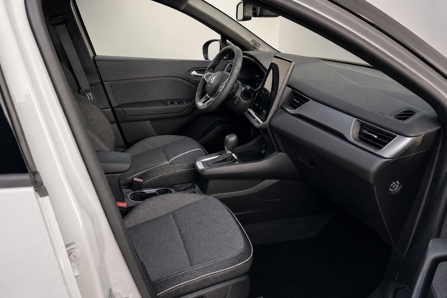 Fahrzeug Innenraum mit schwarzen Sitzen, Lenkrad und Armaturenbrett - Cockpit Ansicht