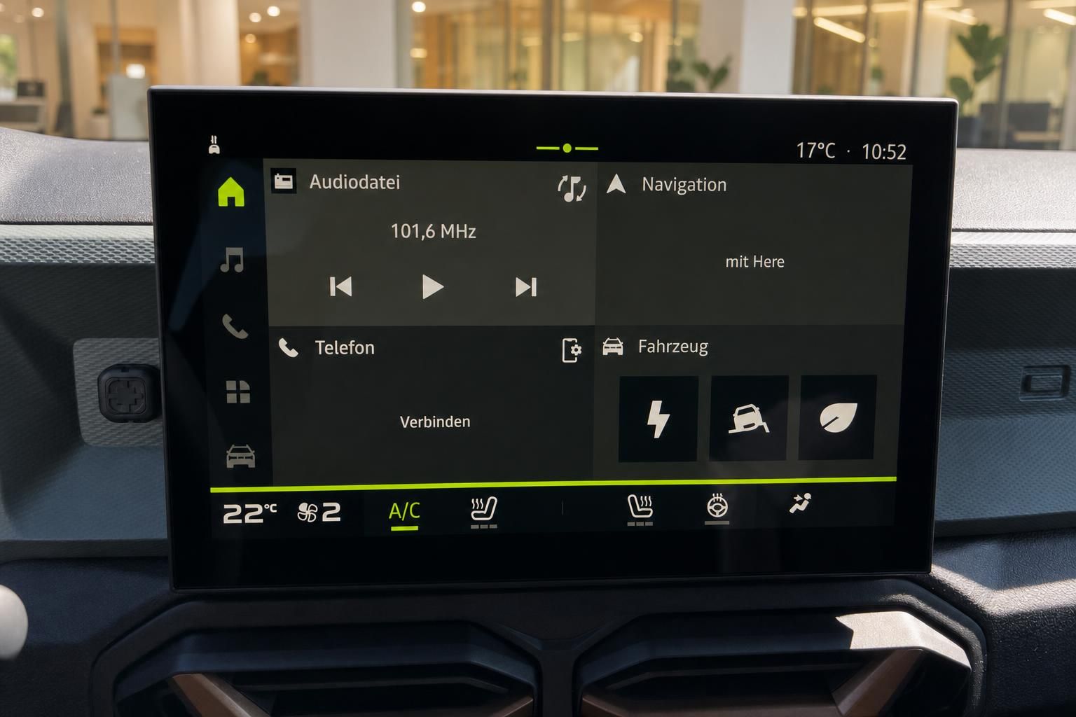Touchscreen-Infotainmentsystem mit Navigation und Klimasteuerung
