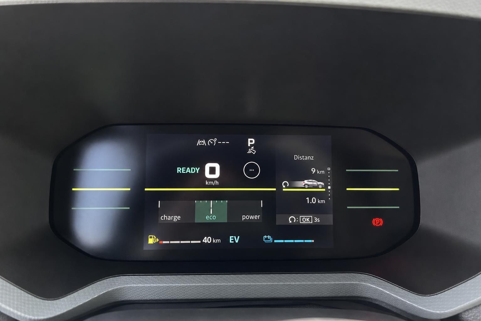 Digitales Kombiinstrument eines Elektrofahrzeugs mit Reichweitenanzeige und Fahrmodi