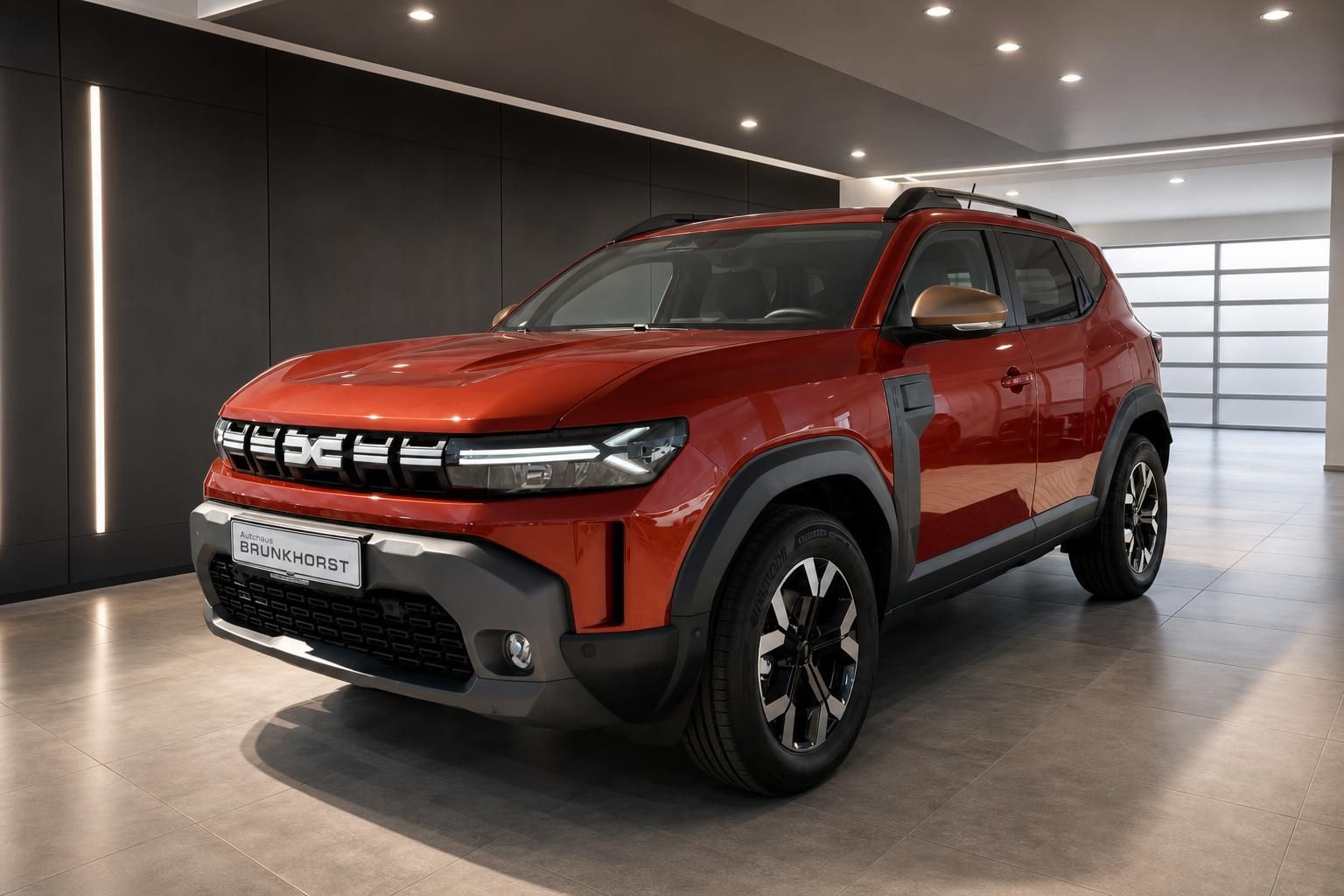 Dacia SUV in rot-orange, Schrägansicht von vorne im Autohaus-Showroom mit modernem Design