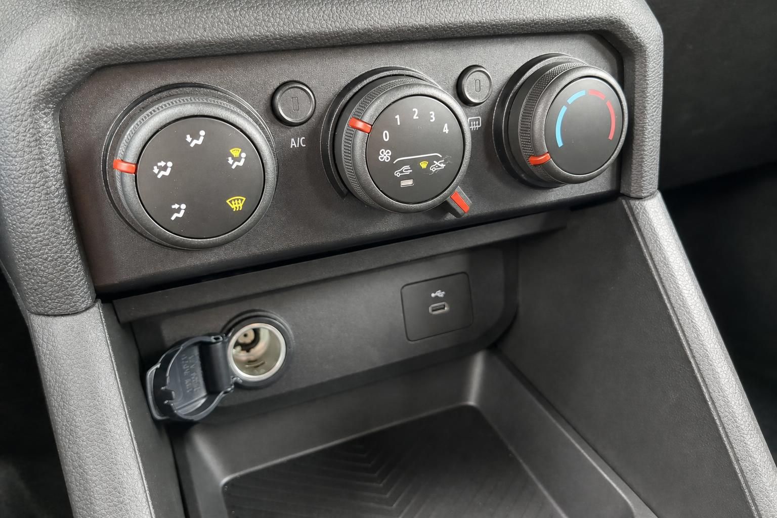 Klimabedienfeld mit Drehreglern und USB-Anschluss in der Mittelkonsole eines Autos