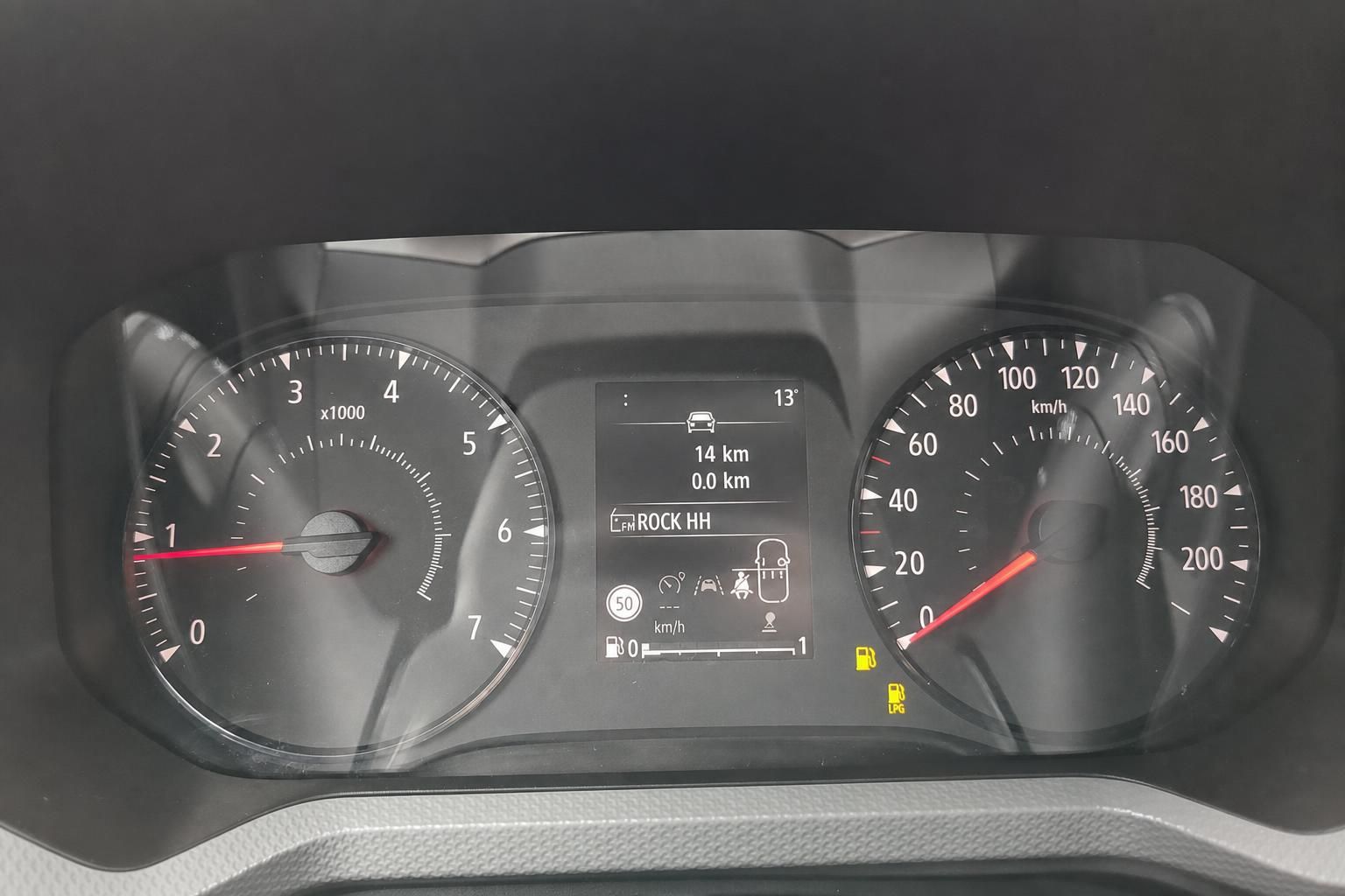 Digitales Kombiinstrument mit Tachometer und Bordcomputer-Display eines Fahrzeugs