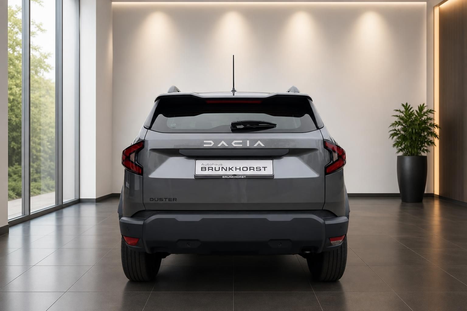 Dacia Duster SUV Heckansicht grau metallic im Autohaus Brunkhort Showroom