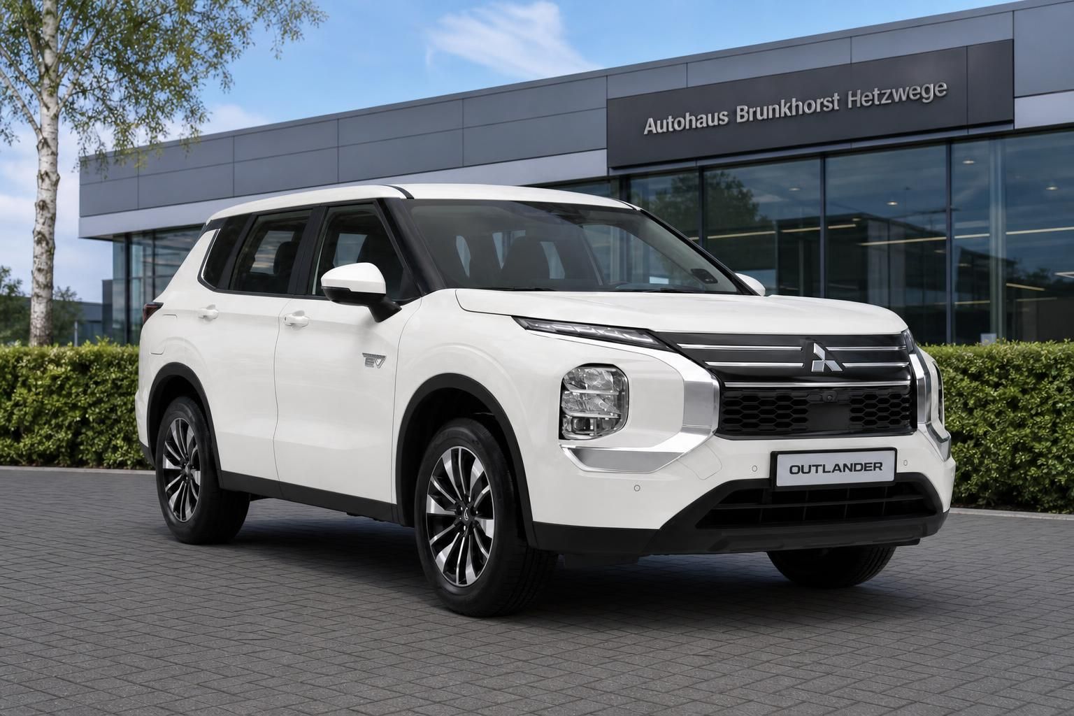 Mitsubishi Outlander EV weiß Frontansicht seitlich vor Autohaus Hetzwege