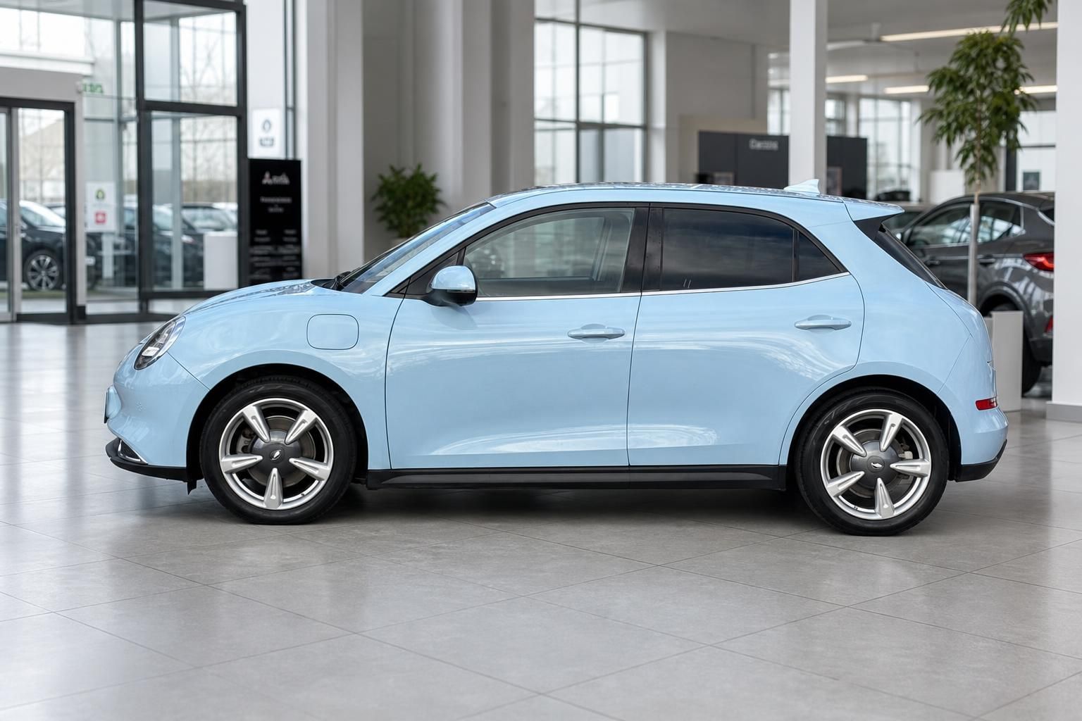 ORA Funky Cat Elektroauto Seitenansicht - Moderner E-SUV in hellblauem Metallic im Showroom