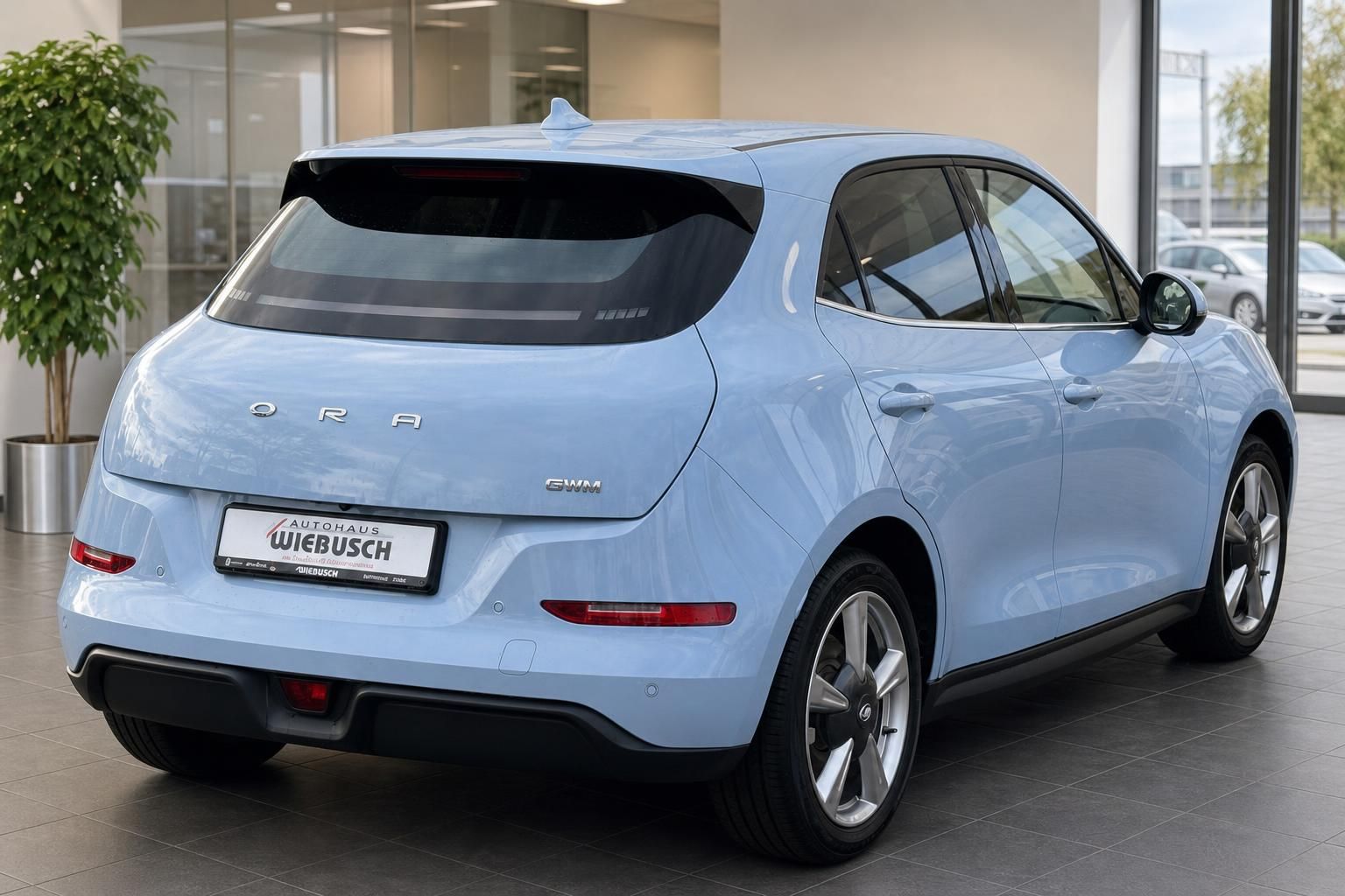 ORA EWM Elektroauto Heckansicht - Hellblauer E-SUV mit sportlichem Design und Alufelgen