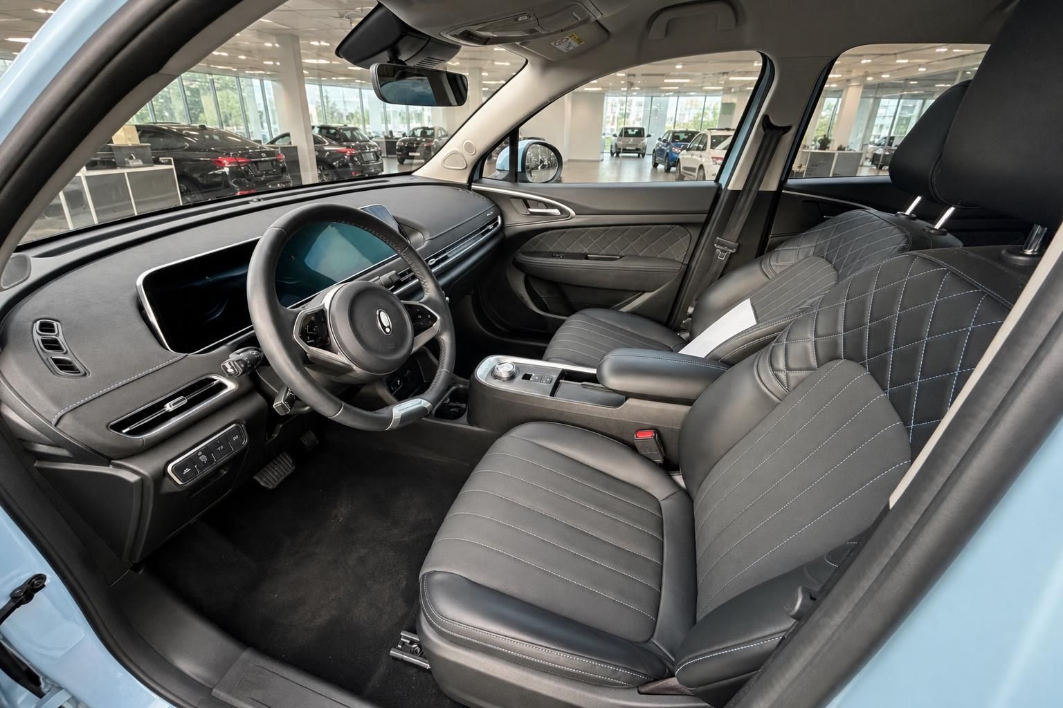 Fahrzeug Innenraum mit schwarzen Ledersitzen und gesteppter Optik im Autohaus