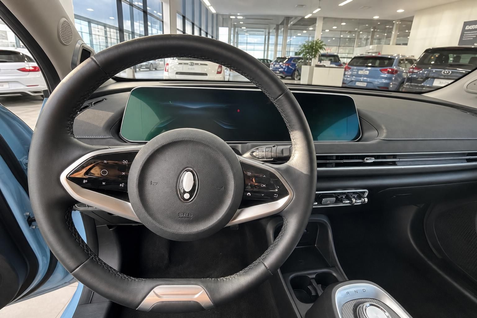 Cockpit-Ansicht mit Lenkrad, Digitalanzeige und Mittelkonsole im modernen Design