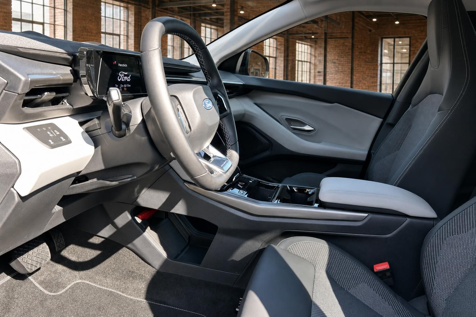Ford Explorer Elektro Innenraum – Lenkrad, Mittelkonsole und Touchscreen aus Fahrerperspektive