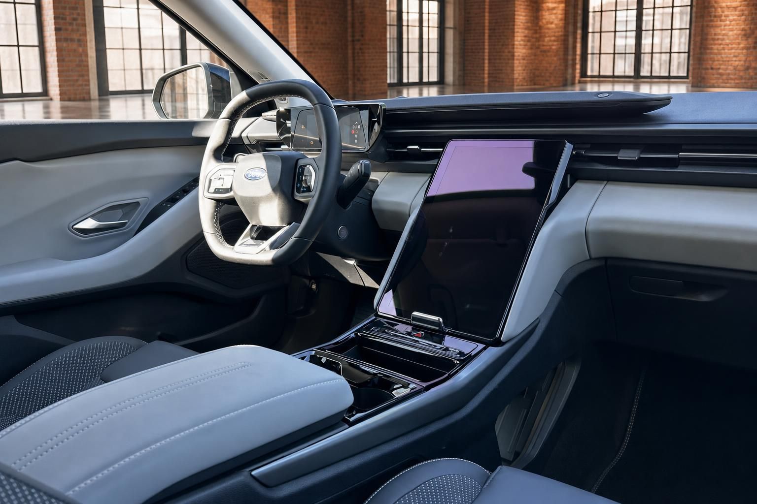 Ford Explorer Elektro Cockpit – Lenkrad, digitales Display und drehbarer Touchscreen in der Mittelkonsole