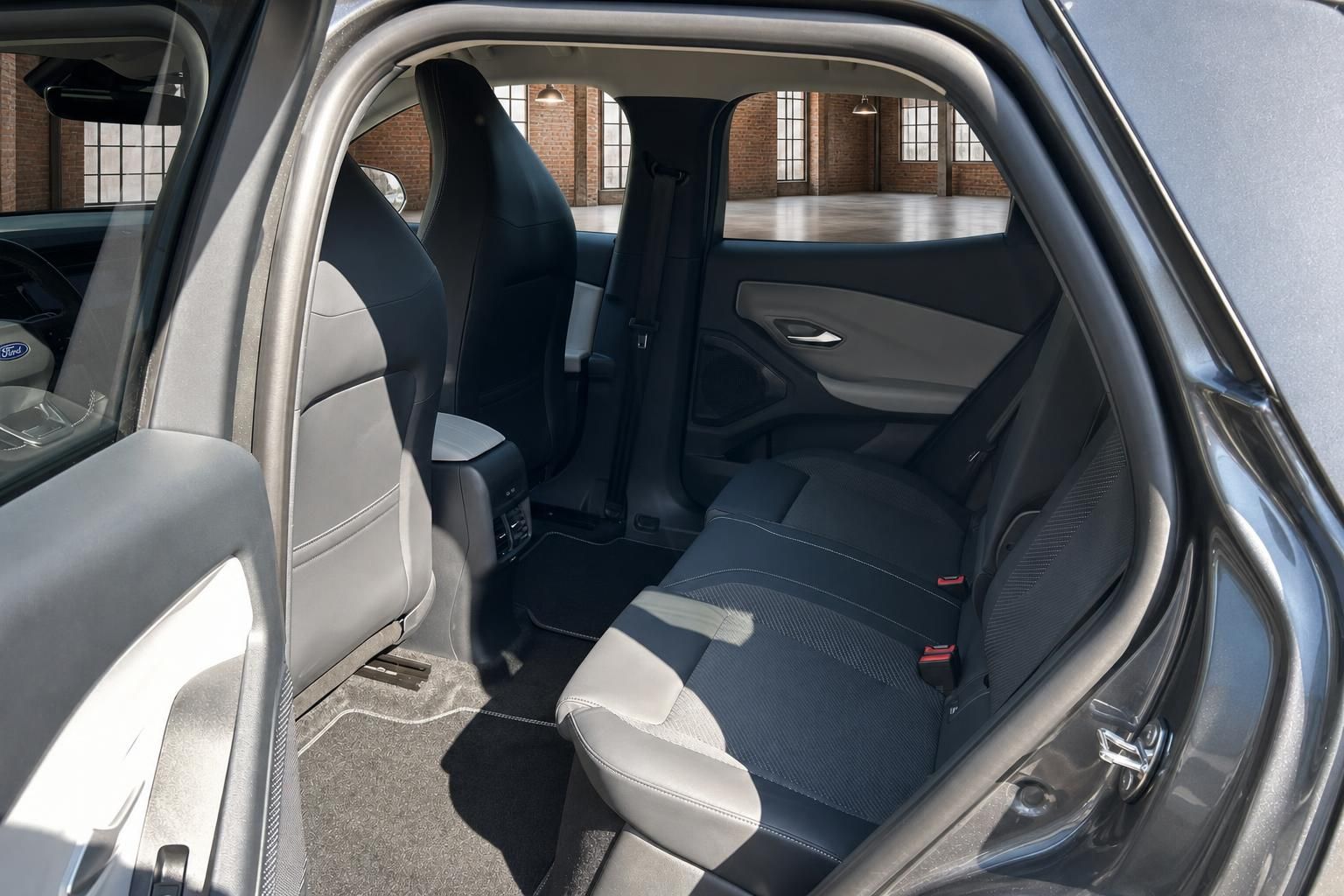 Ford Explorer Elektro Rücksitzbank – geräumiger Fond mit grauen Stoffsitzen und Sicherheitsgurten