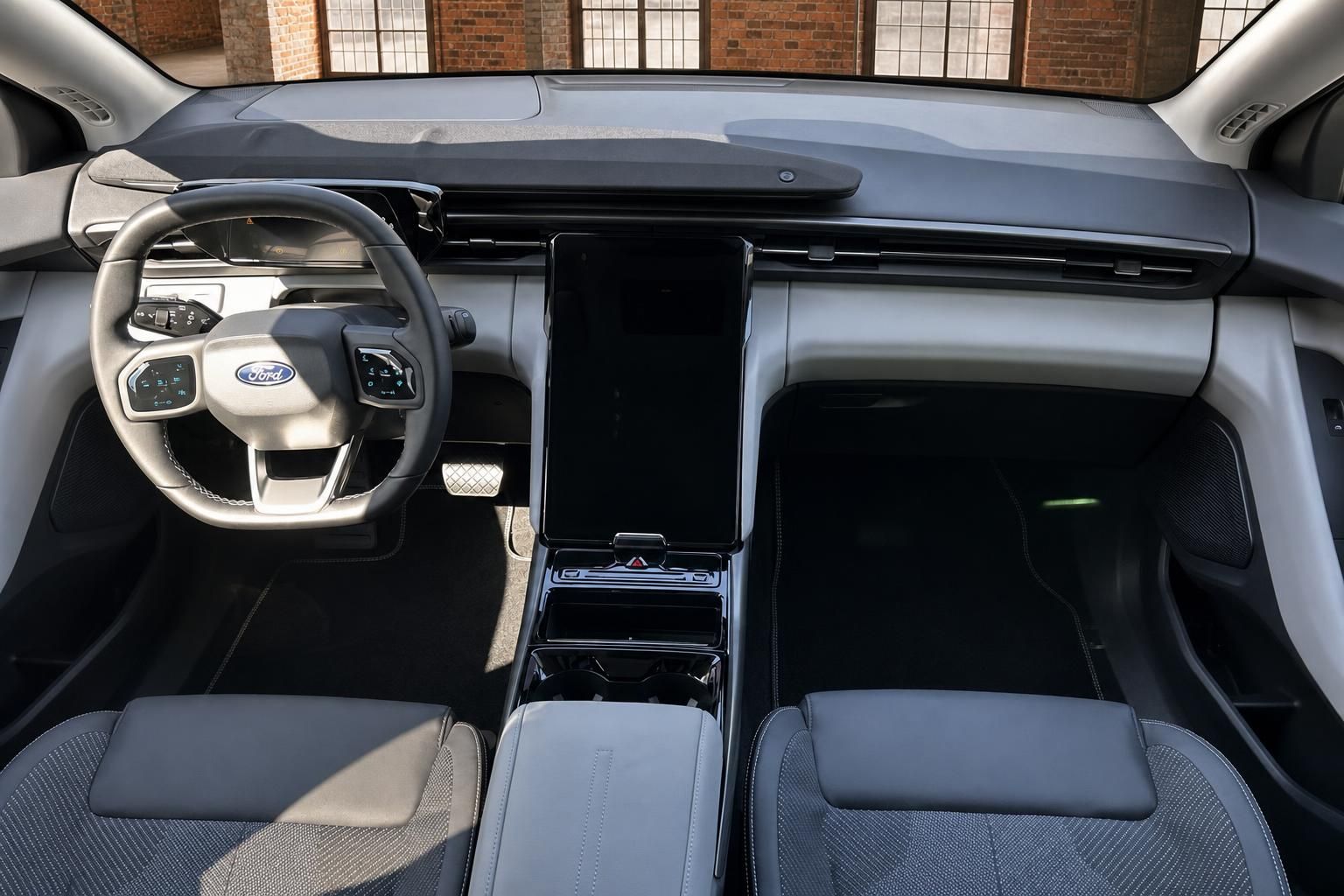 Ford Explorer Elektro Innenraum Übersicht – Armaturenbrett, großer Touchscreen und Vordersitze von oben