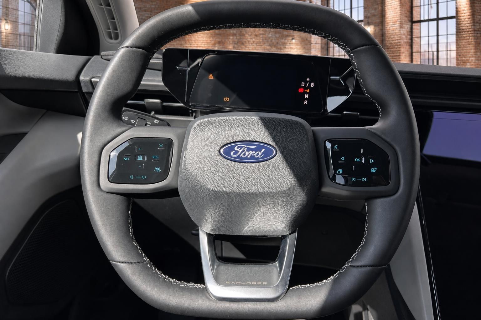 Ford Explorer Elektro Lenkrad Nahaufnahme – Multifunktionstasten, Ford Logo und digitales Fahrerdisplay