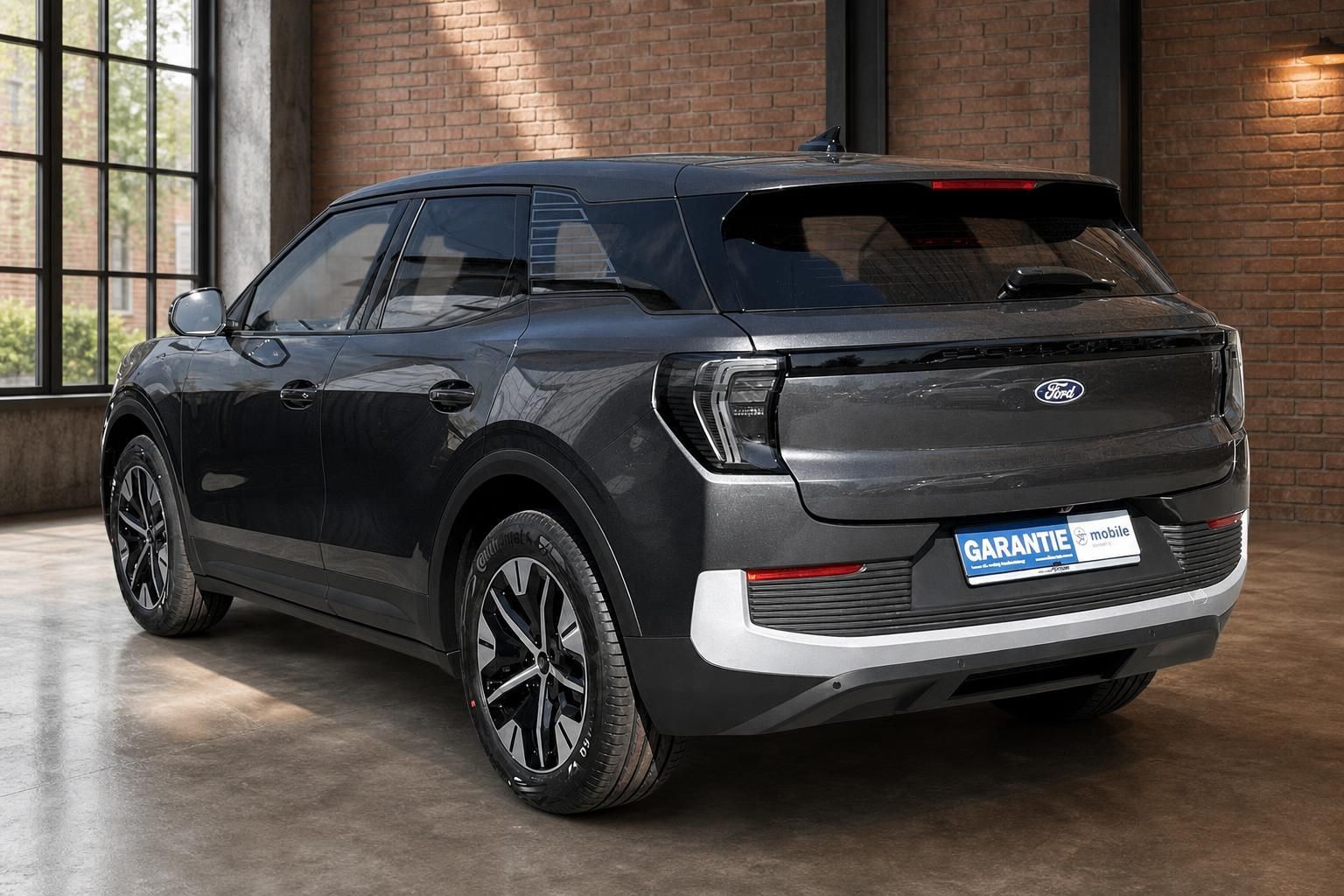Ford Explorer Electric SUV grau Heckansicht schräg links mit Kennzeichenrahmen Garantie mobile