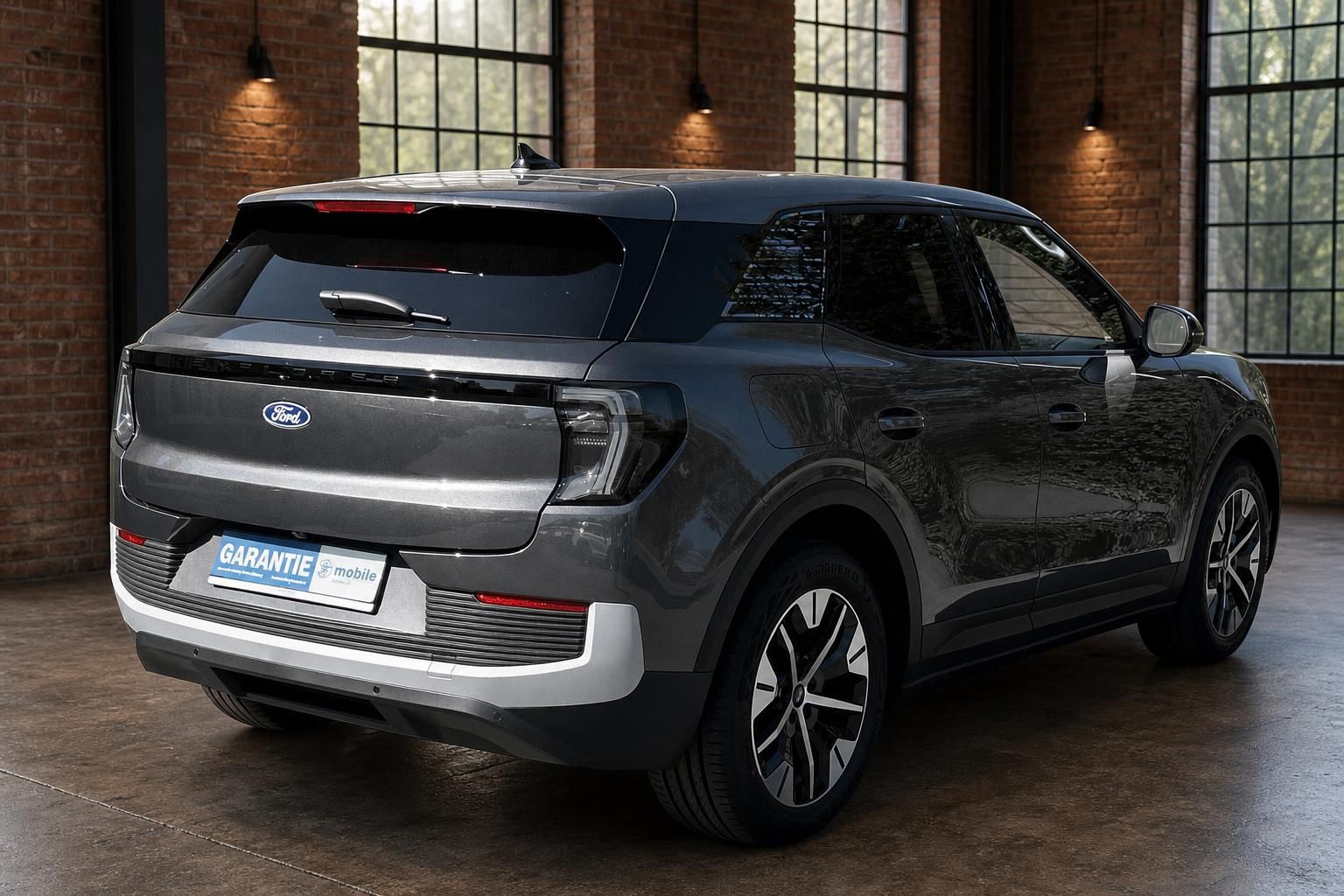 Ford Explorer Electric SUV grau Heckansicht schräg rechts mit Garantie mobile Kennzeichenrahmen