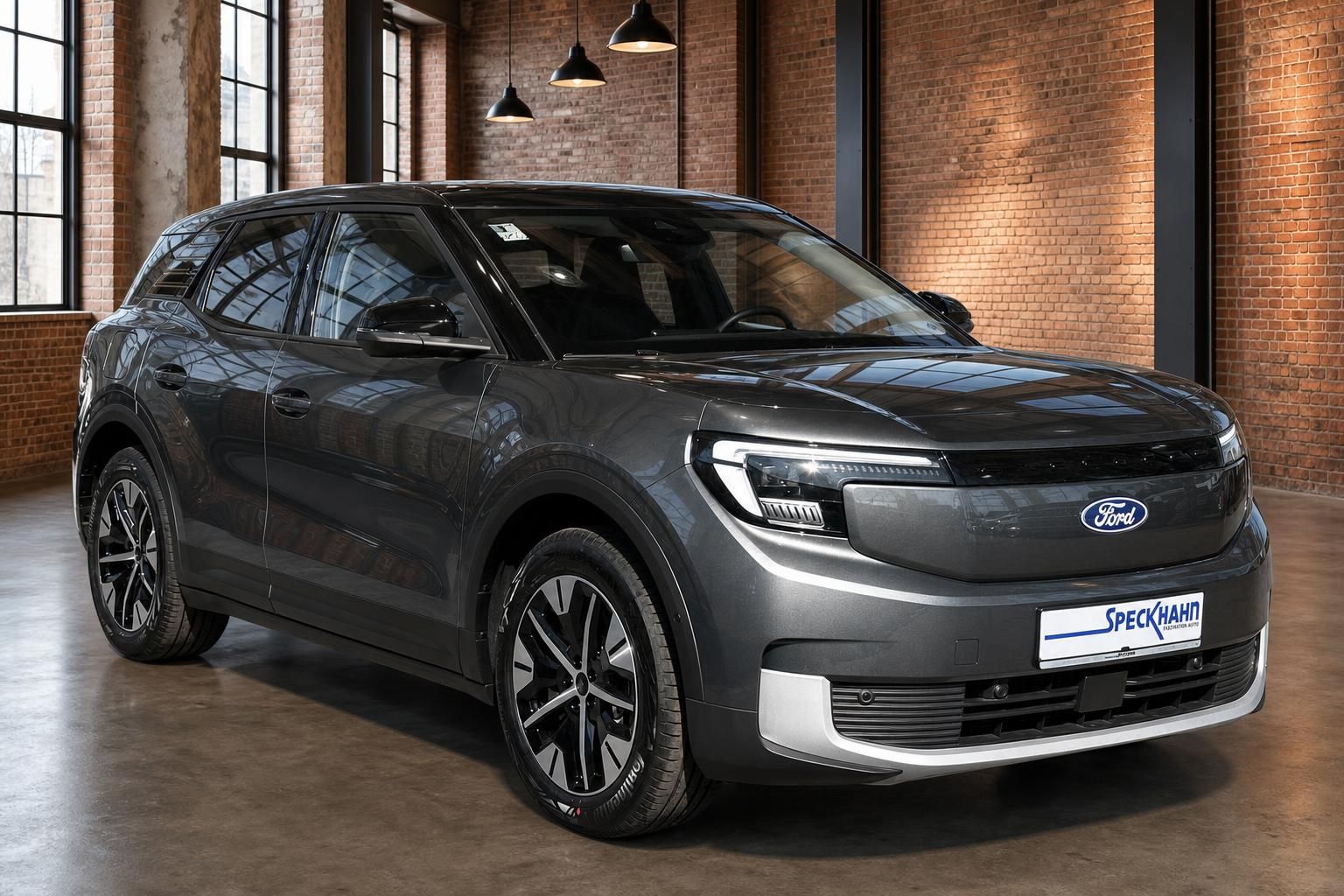 Ford Explorer Electric SUV grau Frontansicht schräg rechts Autohaus Speckhahn Innenraum sichtbar