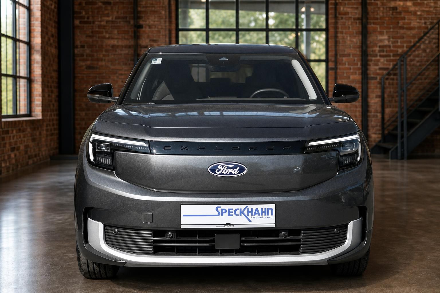 Ford Explorer Elektro grau Frontansicht im Showroom – SUV Elektroauto kaufen