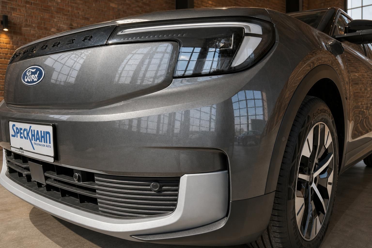 Ford Explorer Elektro grau Frontpartie schräg mit LED-Scheinwerfer und Speckhahn Kennzeichen