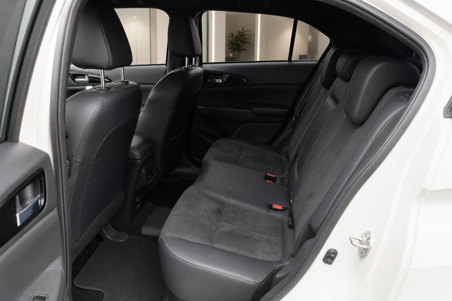 Mitsubishi Rücksitzbank mit schwarzem Lederinterieur