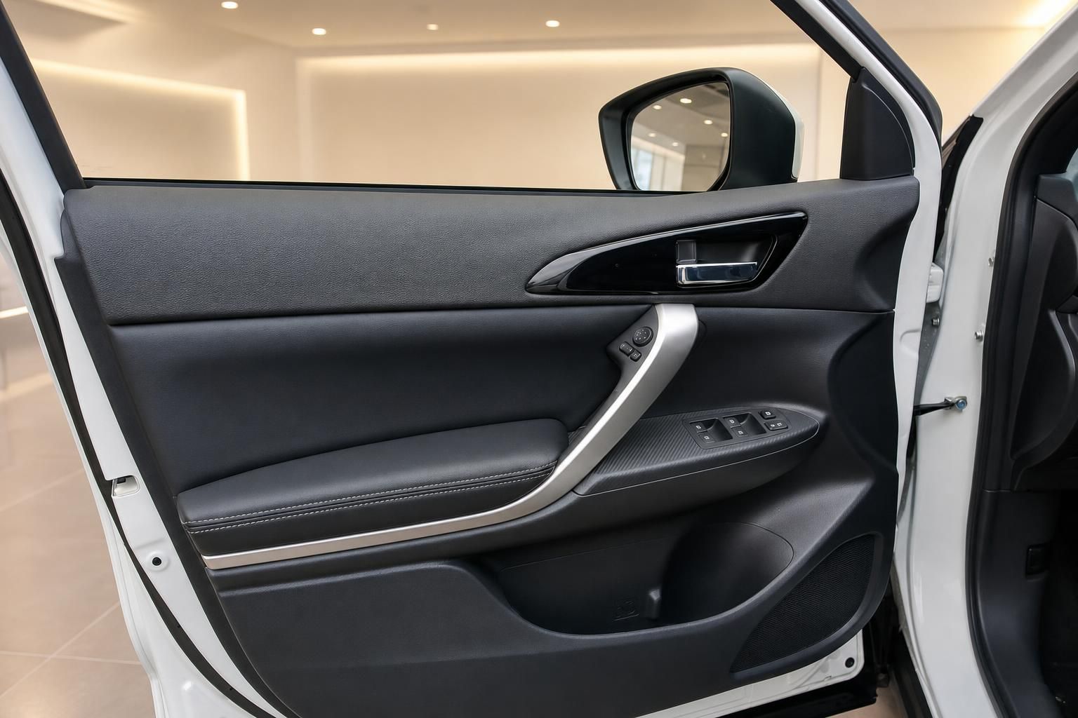 Mitsubishi Türinnenverkleidung mit Fensterhebern und Spiegel